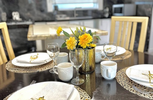 Hawthorn Apartment | Luxury & Grandeur Hawthorn Apt| Prime Location, Parking !