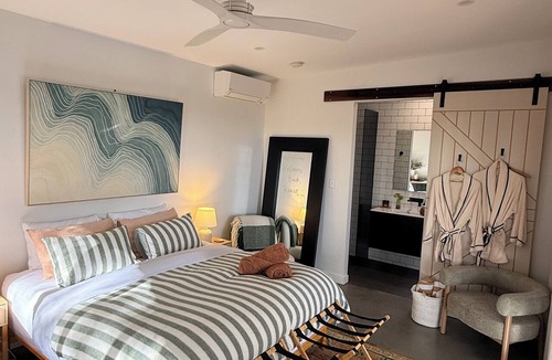 Thrumster Bed & Breakfast | Luxury Guesthouse - 10 mins to Port
