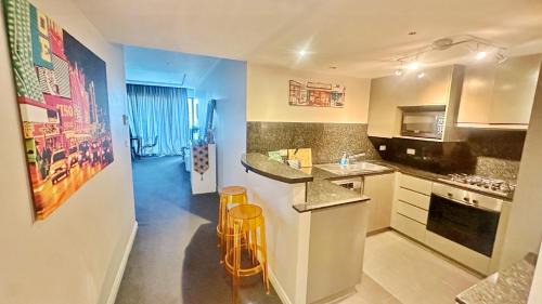 Chinatown Apartment | Luxury Heart CBD Top Floor Apartment SPA,GYM, Pool