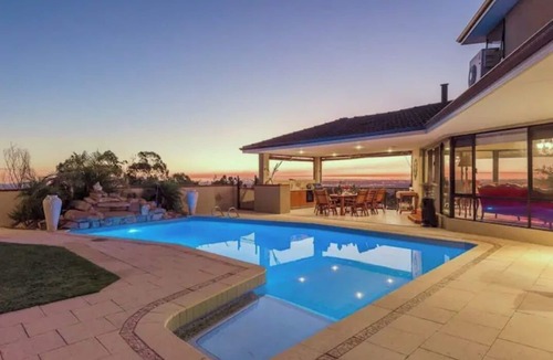 Gooseberry Hill House | Luxury Hillside Home in Kalamunda Hills