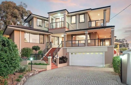 Gooseberry Hill House | Luxury Hillside Home in Kalamunda Hills
