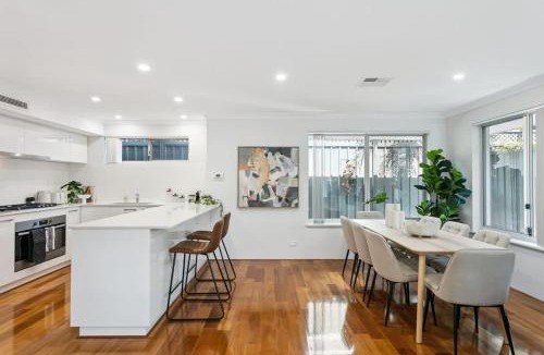 Doubleview House | Luxury Home near Scarborough Coastal Retreat