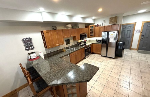 Osoyoos House | Luxury Lakefront Townhouse 3Bed,3Bath Pool Hot Tub Beach - Canada's warmest lake