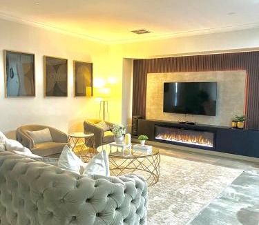 Melbourne Villa | Luxury Leisure in Aintree