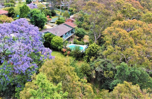 Winmalee House | Luxury Mountain Retreat, Swimming Pool, A/C with Forest Views