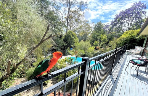 Winmalee House | Luxury Mountain Retreat, Swimming Pool, A/C with Forest Views