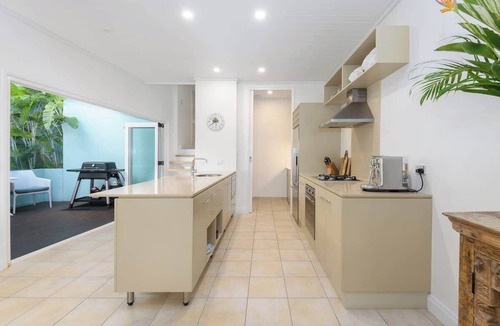 Port Douglas Apartment | Luxury Murphy Street Villa – Walk to Beach & Town