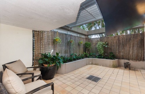 Cairns North Apartment | Luxury Pool Side Apartment in Beachfront Resort