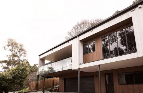 West Launceston House | Luxury Retreat. Spacious, Modern and Family Friendly
