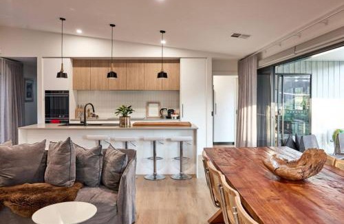 West Launceston House | Luxury Retreat. Spacious, Modern and Family Friendly