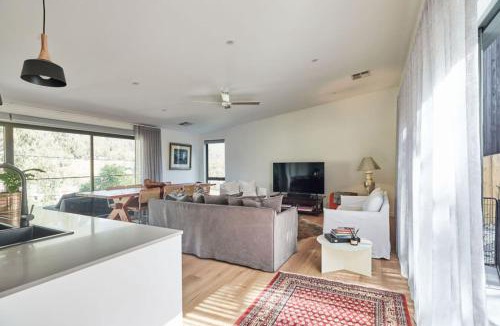 West Launceston House | Luxury Retreat. Spacious, Modern and Family Friendly