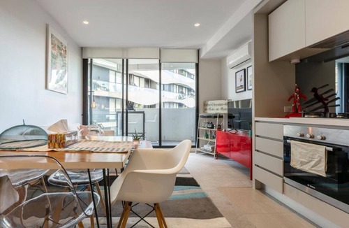 Abbotsford Apartment | LUXURY RIVERSIDE RESORT⭐POOL⭐SPA⭐ TRAM⭐NBN⭐PARKING