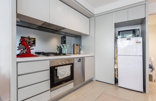 Abbotsford Apartment | LUXURY RIVERSIDE RESORT⭐POOL⭐SPA⭐ TRAM⭐NBN⭐PARKING