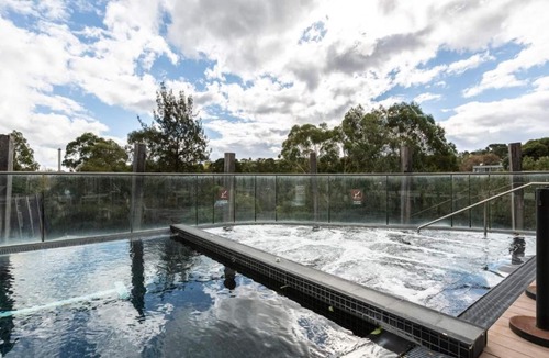 Abbotsford Apartment | LUXURY RIVERSIDE RESORT⭐POOL⭐SPA⭐ TRAM⭐NBN⭐PARKING