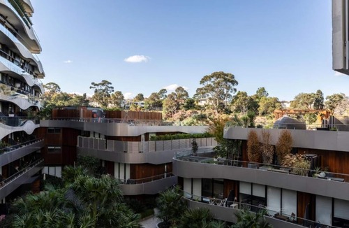 Abbotsford Apartment | LUXURY RIVERSIDE RESORT⭐POOL⭐SPA⭐ TRAM⭐NBN⭐PARKING