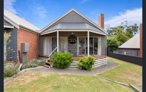 Halls Gap Villa | Luxury Spa Villa - Mountain Views Right in Town!
