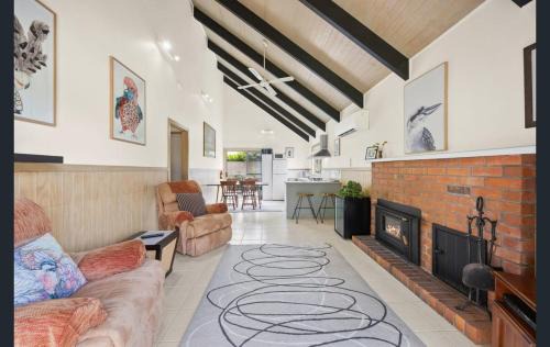 Halls Gap Villa | Luxury Spa Villa - Mountain Views Right in Town!