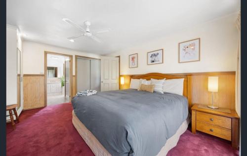 Halls Gap Villa | Luxury Spa Villa - Mountain Views Right in Town!