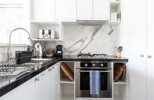 East Melbourne Apartment | Luxury Style, Easy Walk to MCG , Rod Laver Arena & CBD amongst beautiful gardens