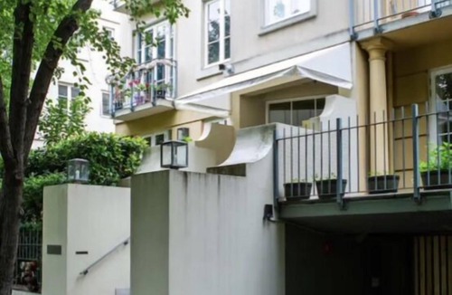 East Melbourne Apartment | Luxury Style, Easy Walk to MCG , Rod Laver Arena & CBD amongst beautiful gardens