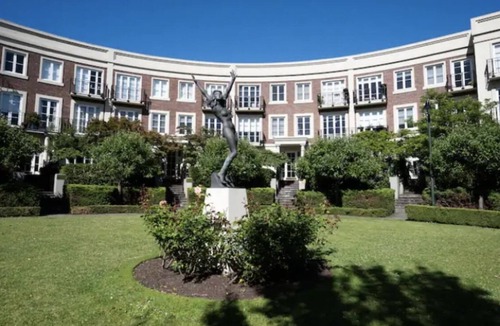 East Melbourne Apartment | Luxury Style, Easy Walk to MCG , Rod Laver Arena & CBD amongst beautiful gardens
