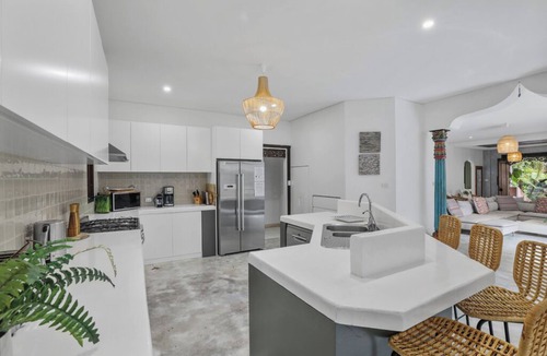 Thirroul House | Luxury Thirroul Home with Pool, Spa & Cinema Room
