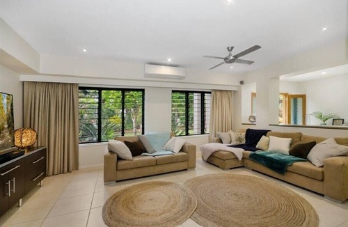 Alligator Creek Apartment | Luxury Tropical Retreat Pool Creek Family Escape