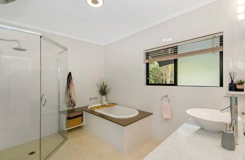 Alligator Creek Apartment | Luxury Tropical Retreat Pool Creek Family Escape