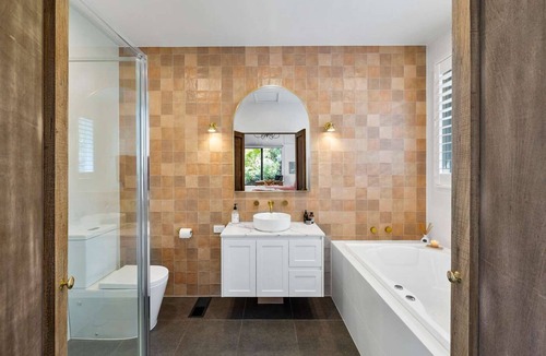Daylesford Villa | Luxury Villa - simple stones throw from the lake