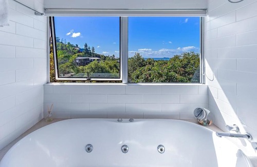 Airlie Beach Apartment | Luxury Villa Views Views Views