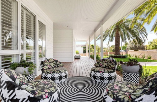 Sorrento House | Luxury Villas Ocean Beach Road (Solar Heated Pool)
