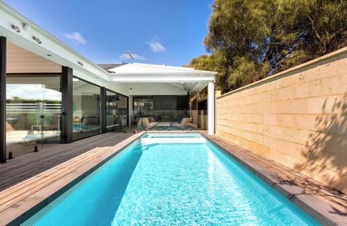 Sorrento House | Luxury Villas Ocean Beach Road (Solar Heated Pool)