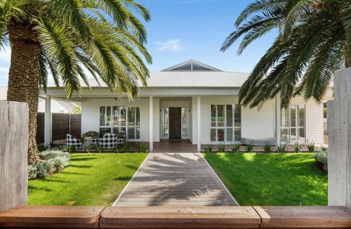 Sorrento House | Luxury Villas Ocean Beach Road (Solar Heated Pool)