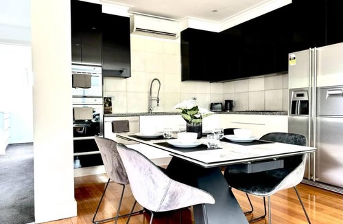 Melbourne House | Luxury Williamstown Beach Side Stay
