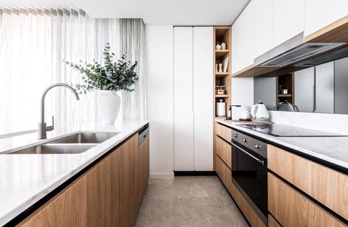 Broadbeach Apartment | Lv 12 Luxury 3 Bedroom APT Hinterland Views