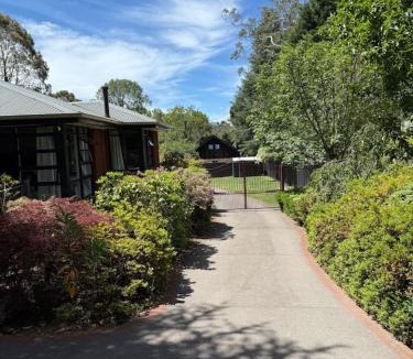Blackheath House | Lyrebird Lodge - 350m to blackheath village, 3 bdr, pet friendly, sunroom
