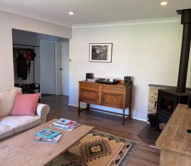 Blackheath House | Lyrebird Lodge - 350m to blackheath village, 3 bdr, pet friendly, sunroom