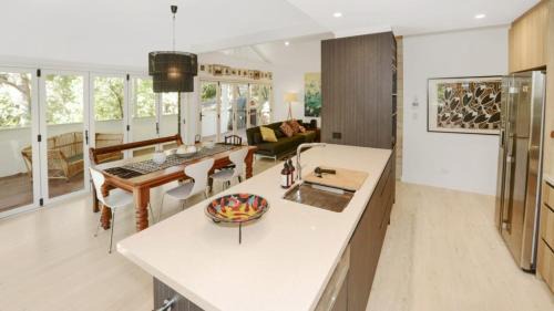 Macmasters Beach House | Mackaren's Lodge - Chic
