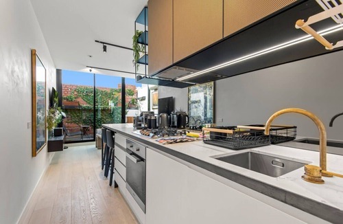 Collingwood Apartment | MadeComfy Inner City Designer 2-Bed Apartment