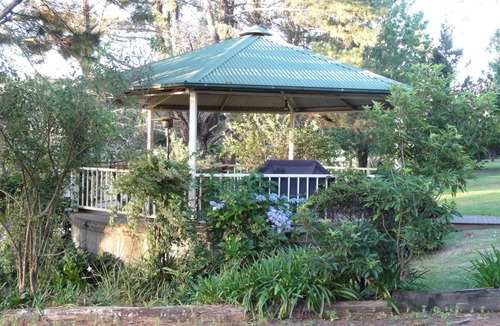 Kurrajong Heights Cabin | Madisons Mountain Retreat Cedar Wood Shower Cabin