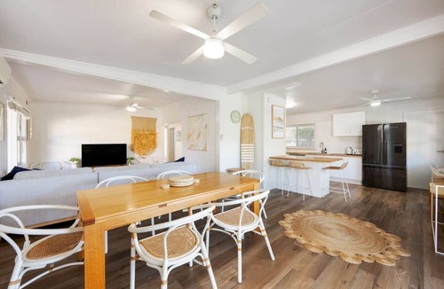 Coffs Harbour House | Magnolia House: 2 bedroom Coastal Retreat