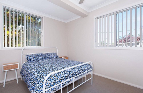 Fingal Bay House | Magnolias – walk to beach