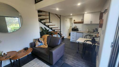 Mintaro Hotel | Magpie and Stump Hotel 'Nest Accommodation' and 1km offsite 'Loft 7' Studio
