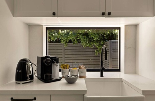 Pokolbin House | Mahogany - 5 Ensuite Bedrooms, Spa & Sauna, Indoor-Outdoor Luxury at The Vintage
