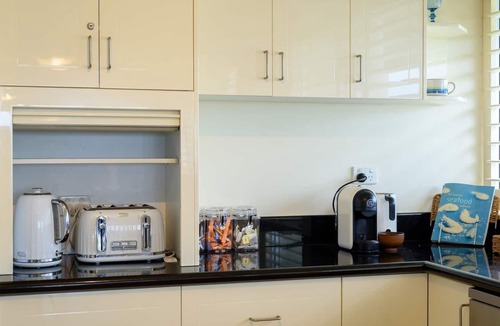 Main Beach Apartment | Main Beach Waterfront Apartment