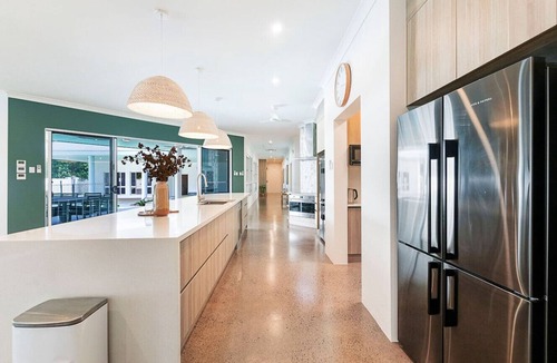 Leanyer House | Majestic Manor: Pool - BBQ - Jacuzzi