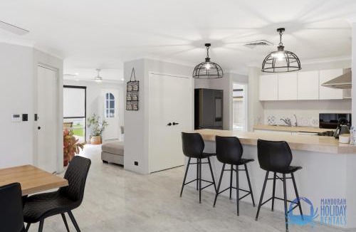 Greenfields House | Mandurah Poolside Retreat