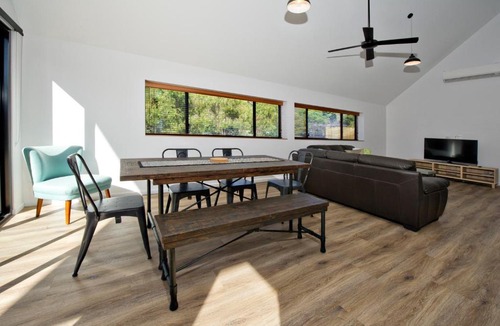 Margaret River Ski Chalet | Margaret River Bungalow-1-street - pet friendly