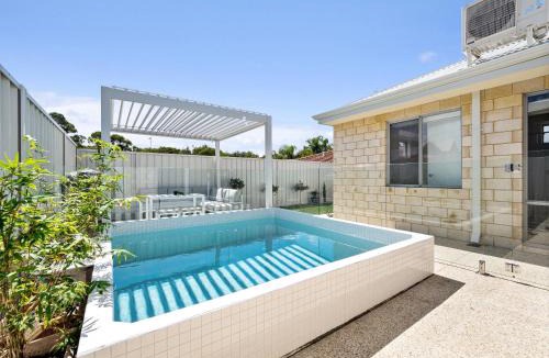 Mandurah House | Marina Escape Pool Walk to Beach & Dining