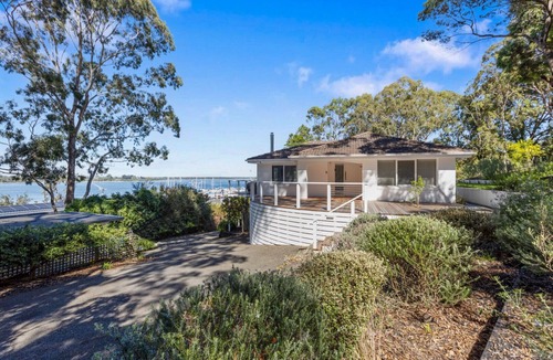 Metung House | Marina House: Sweeping 180-degree views across the marina